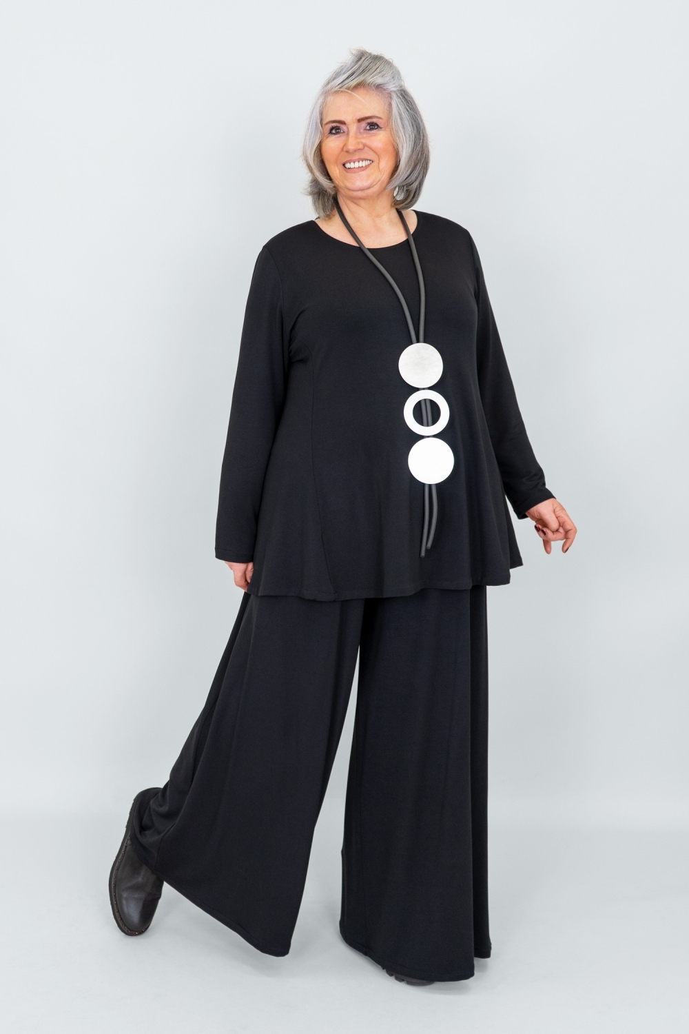 Cusanus Hose im Marlene Stil aus Bambusfaser in schwarz