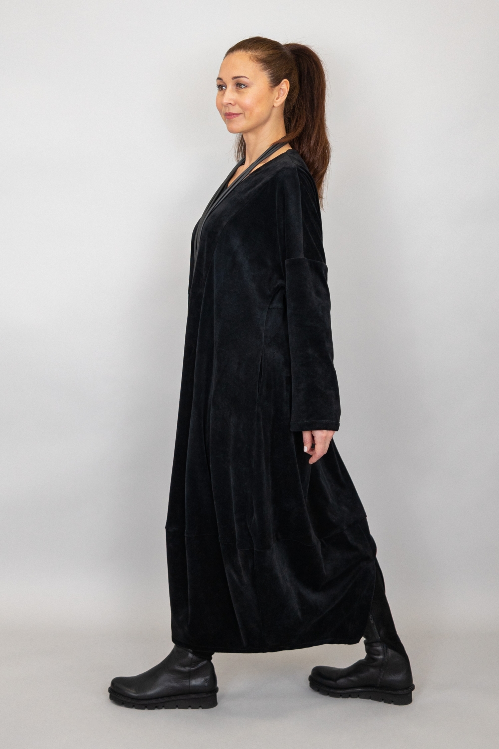 Laurer Kleid in Tulpenform aus Nicky Velours Stoff in schwarz