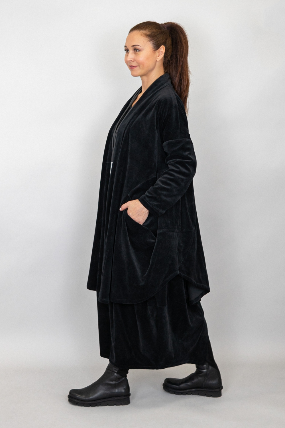 Sassy Jacke in Tulpenform aus Nicky Velours Stoff in schwarz