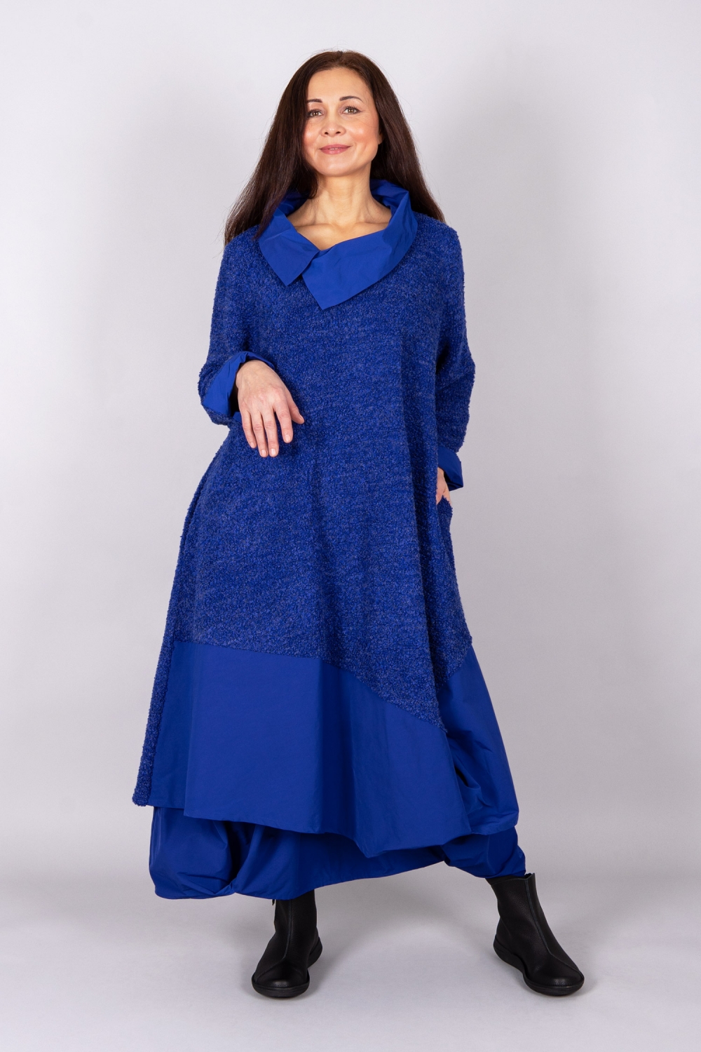 Ellipse Kleid in A-Form aus Bouclé kombiniert mit Taft in royalblau